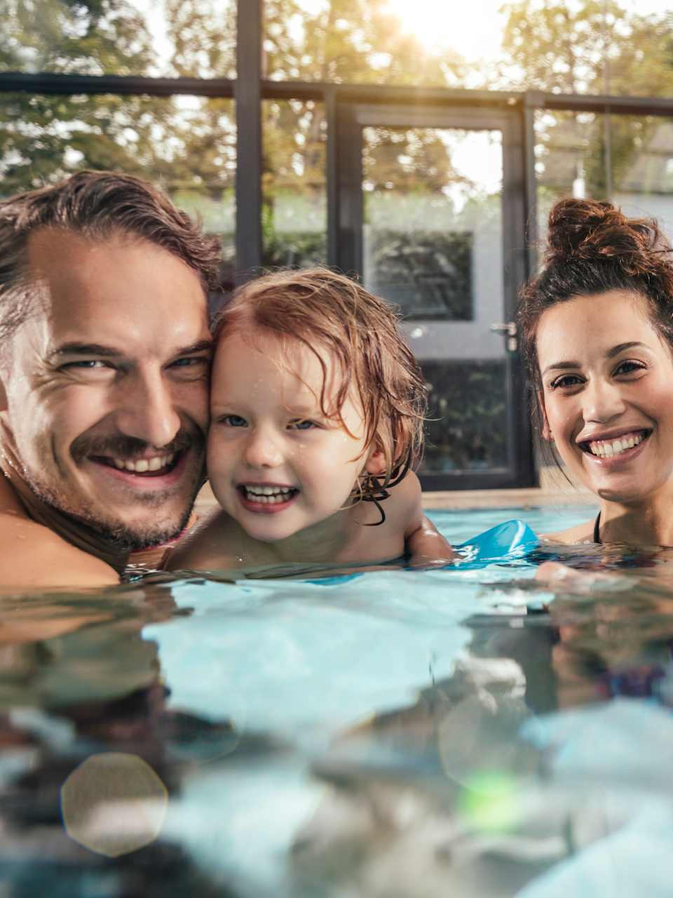 Familie im Wasser © Westend61/Westend61 via Getty Images