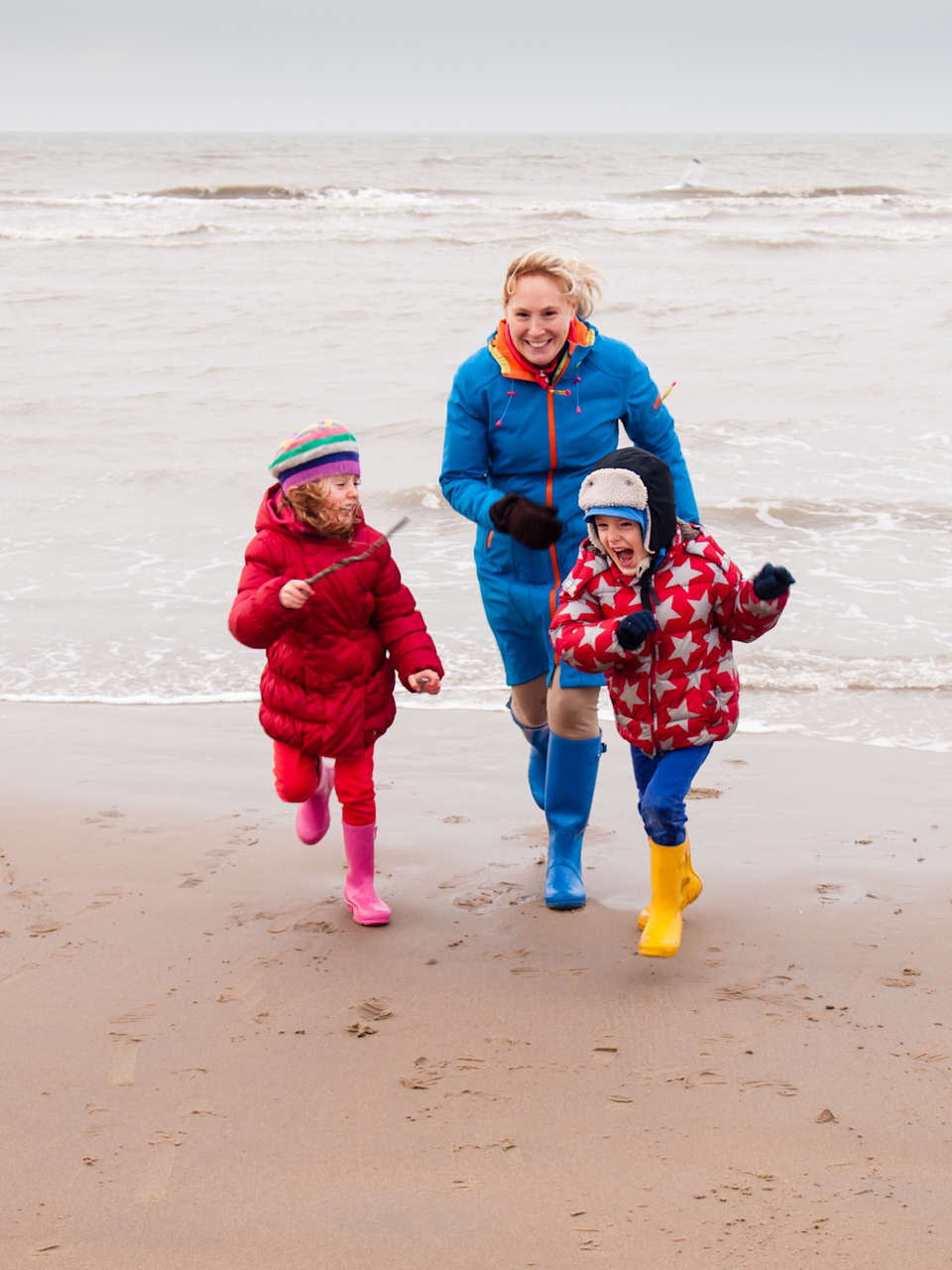 Familie in Regenkleidung ©DNHanlon/iStock / Getty Images Plus via Getty Images