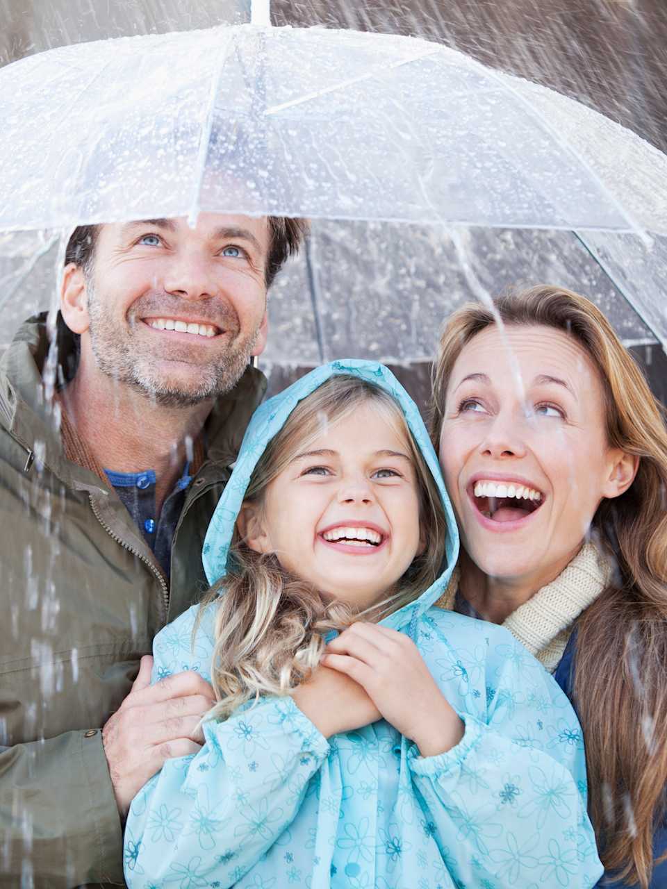 Familie unter Regenschirm © Chris Ryan/iStock / Getty Images Plus via Getty Images