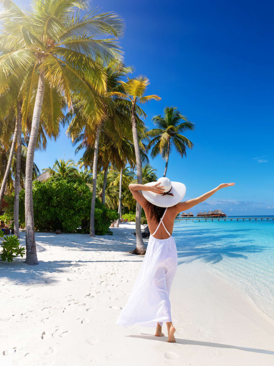 Frau am Strand, Malediven © SHansche/iStock / Getty Images Plus via Getty Images