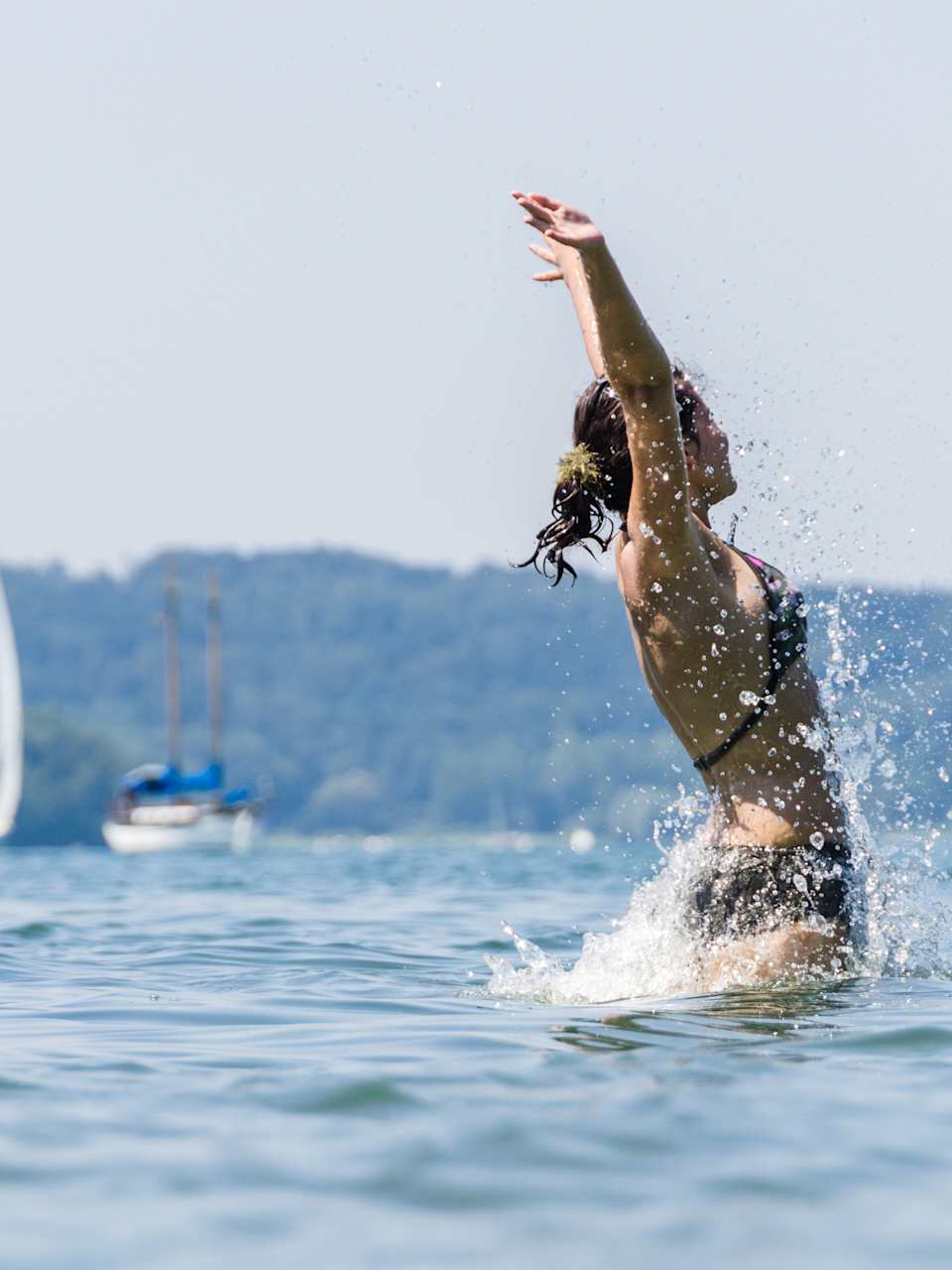 Eine Frau beim Baden im Bodensee © AK-Snapshot – stock.adobe.com