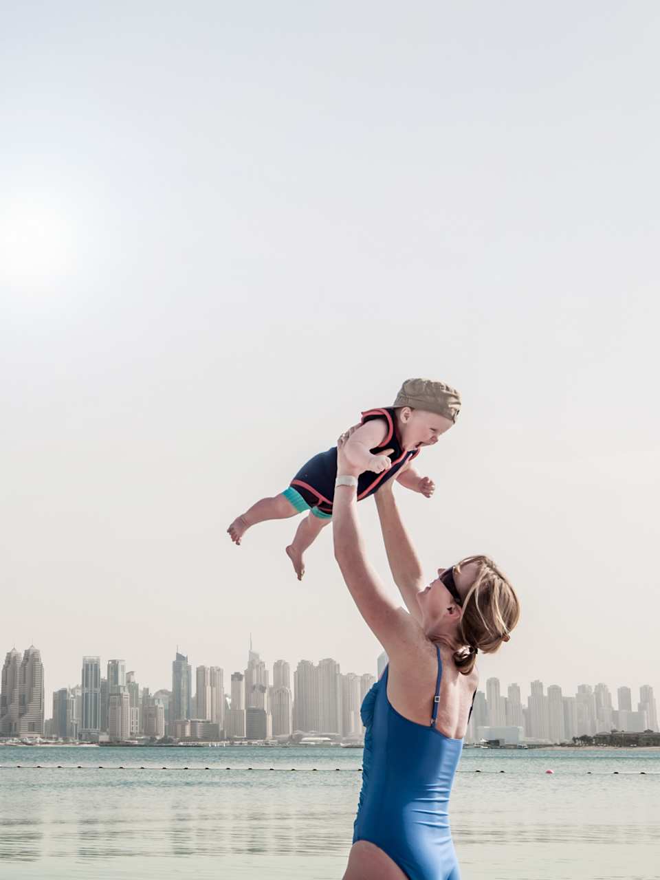 Frau mit Kind, Dubai © ImageGap/iStock / Getty Images Plus via Getty Images
