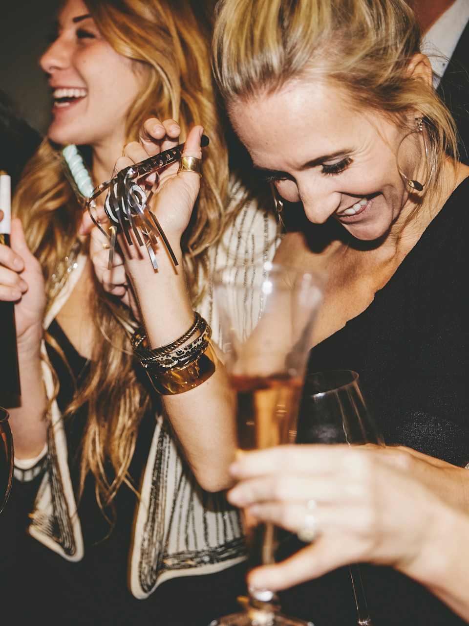 Frauen haben Spaß im Club © The Good Brigade/DigitalVision via Getty Images