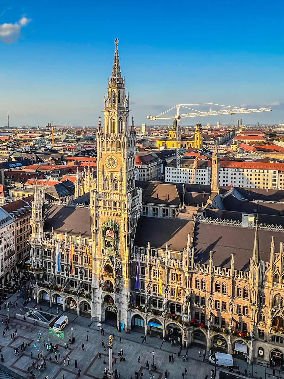 Frauenkirche und Rathaus München © mbell/Moment via Getty Images