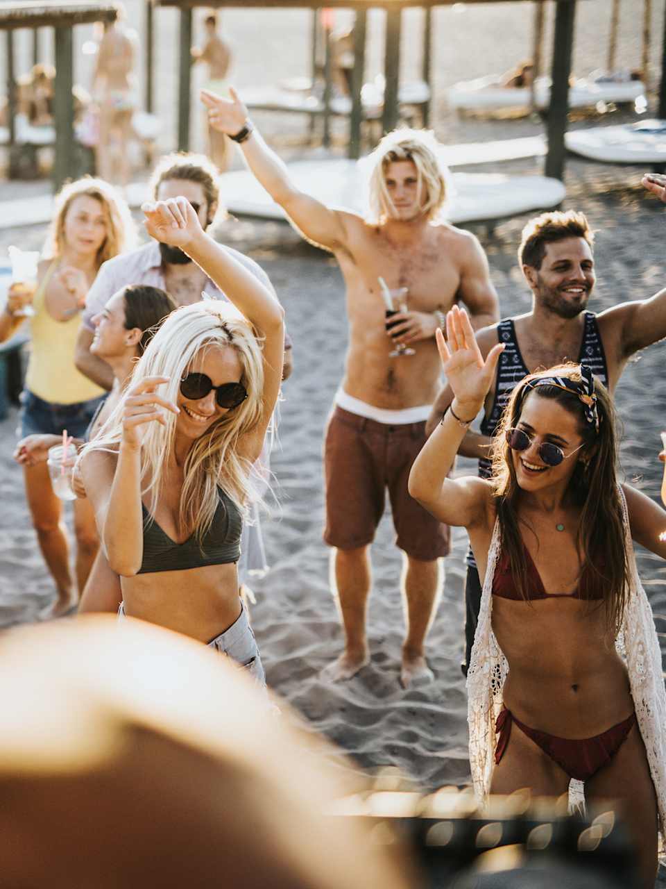 Freunde auf einer Beach Party ©skynesher/E+ via Getty Images