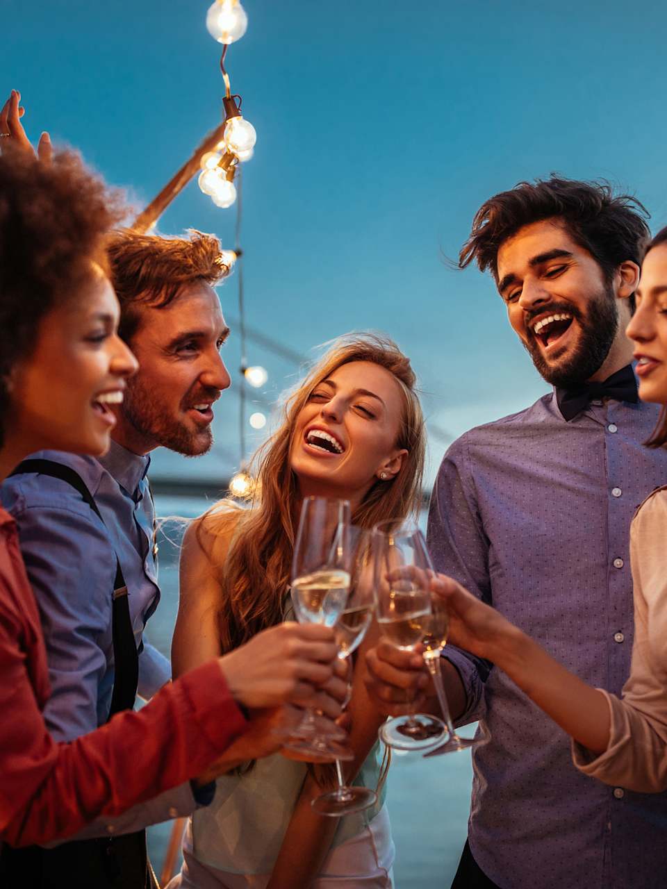 Freunde haben gemeinsam eine gute Zeit auf einem Boot. © bernardbodo/iStock / Getty Images Plus via Getty Images