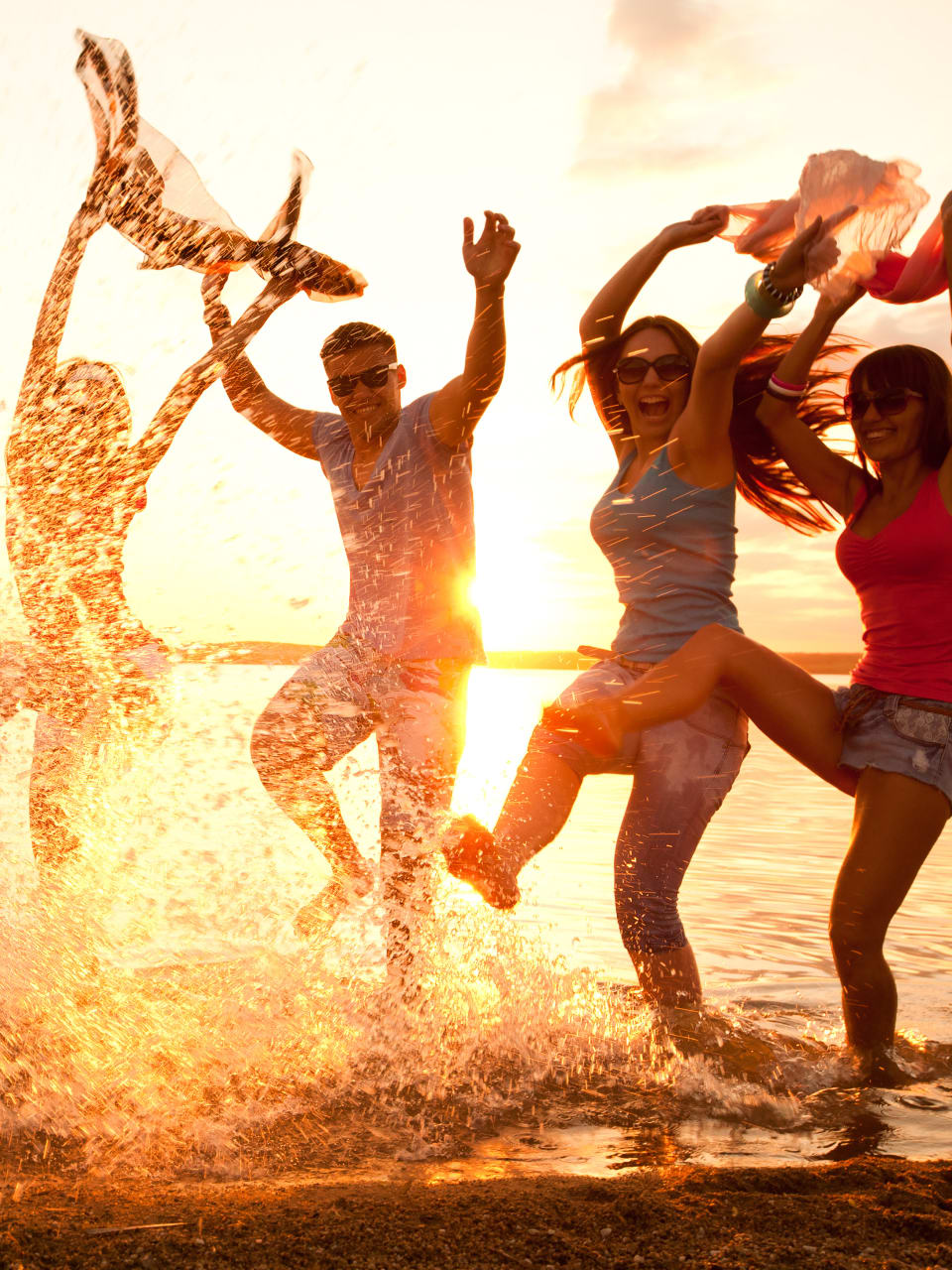 Freunde feiern am Strand © yanlev - stock.adobe.com