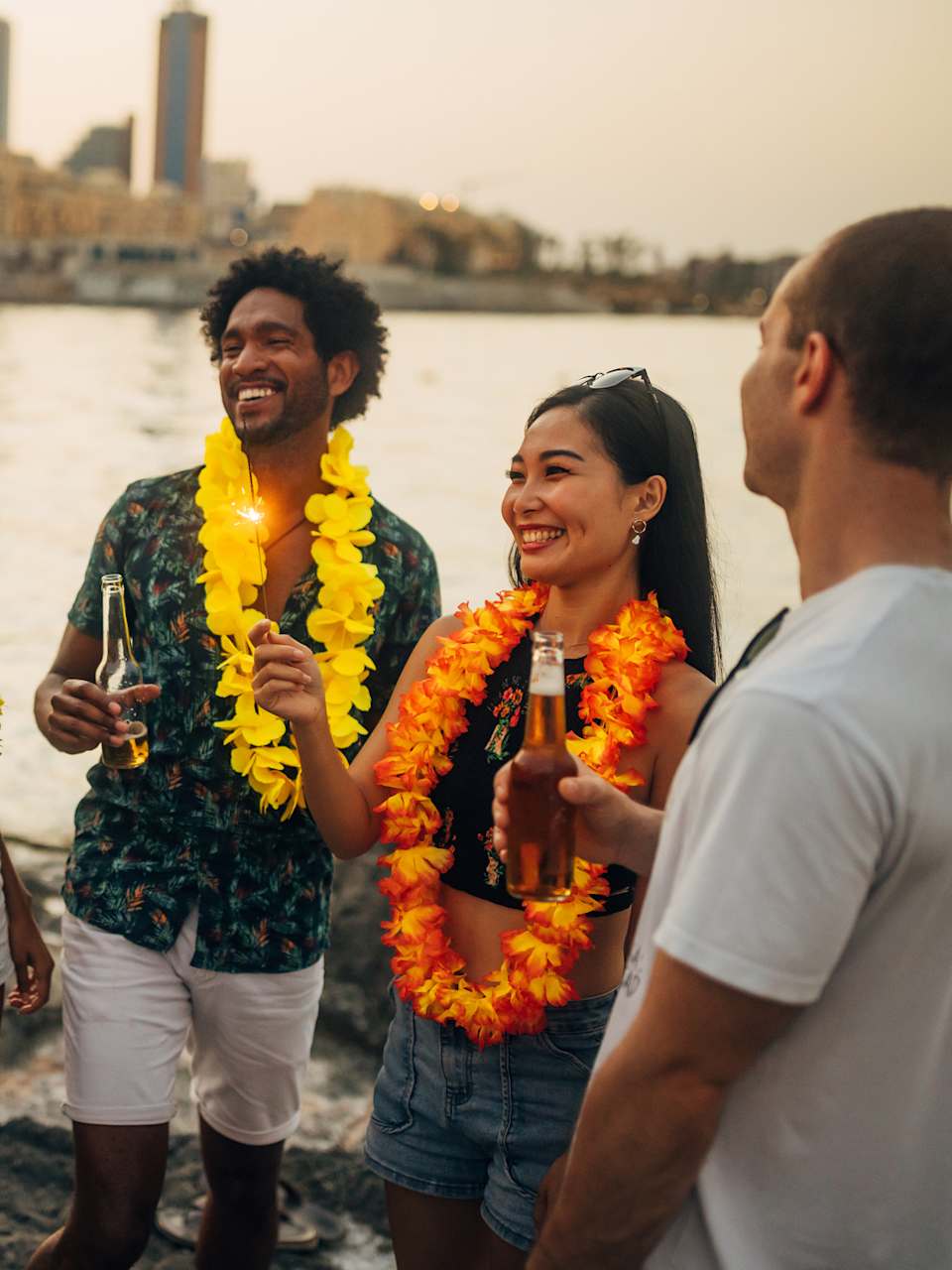 Freunde trinken Bier gemeinsam © Kosamtu/E+ via Getty Images