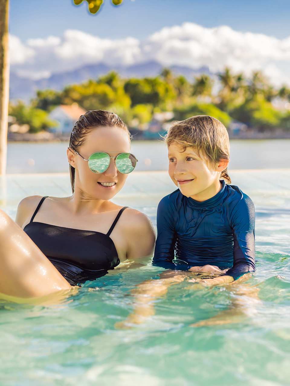 Glückliche Familie, die sich im Sommerurlaub entspannt ©iStock.com/galitskaya