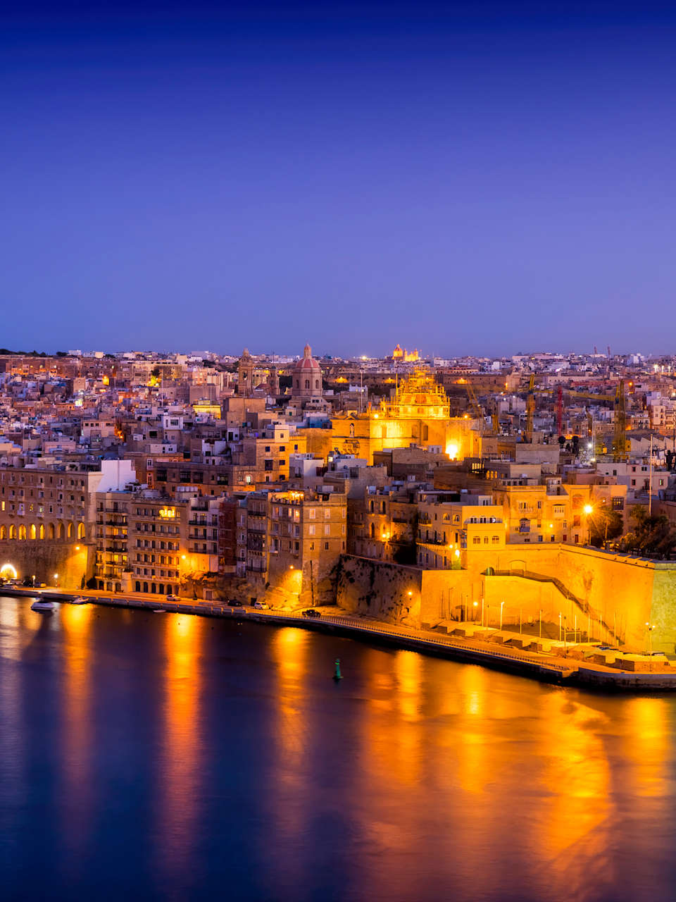 Hafen bei Nacht, Malta © ewg3D/E+ via Getty Images