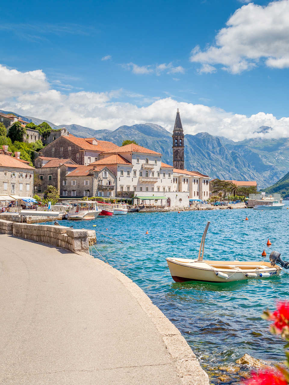Historische Stadt von Perast, Bucht von Kotor in Montenegro ©iStock.com/bluejayphoto