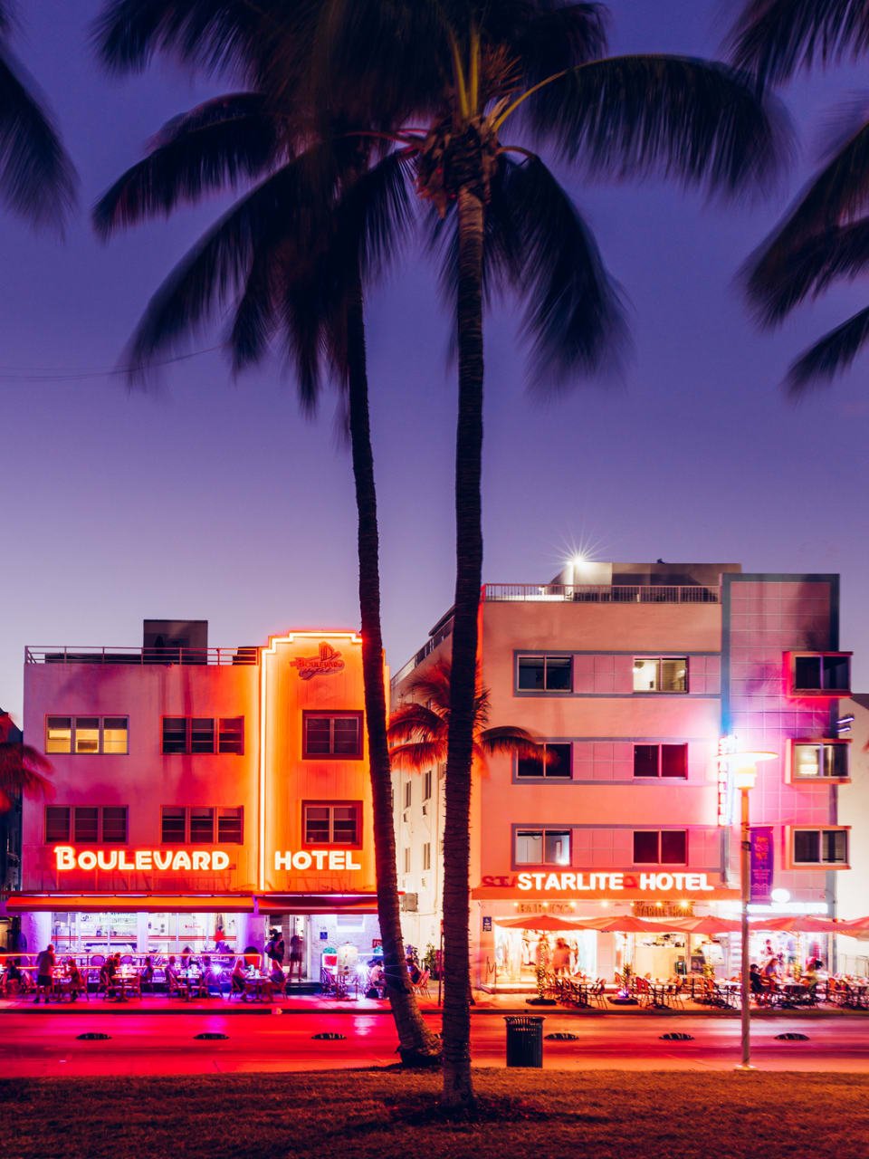 EIne Reihe Hotels mit Neonbeleuchtung am Abend