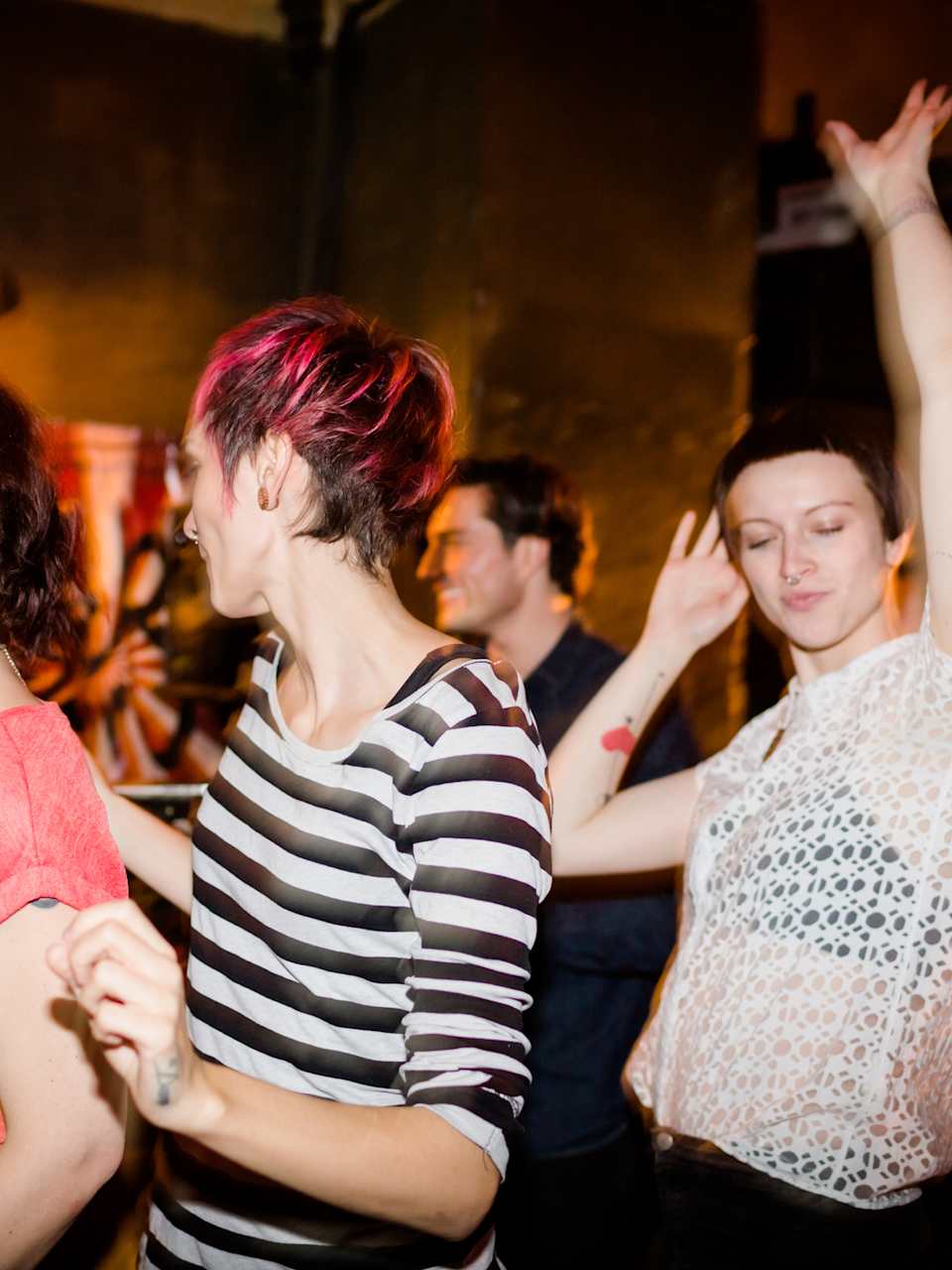 Junge Menschen tanzen auf einer Party. ©TommL/E+ via Getty Images