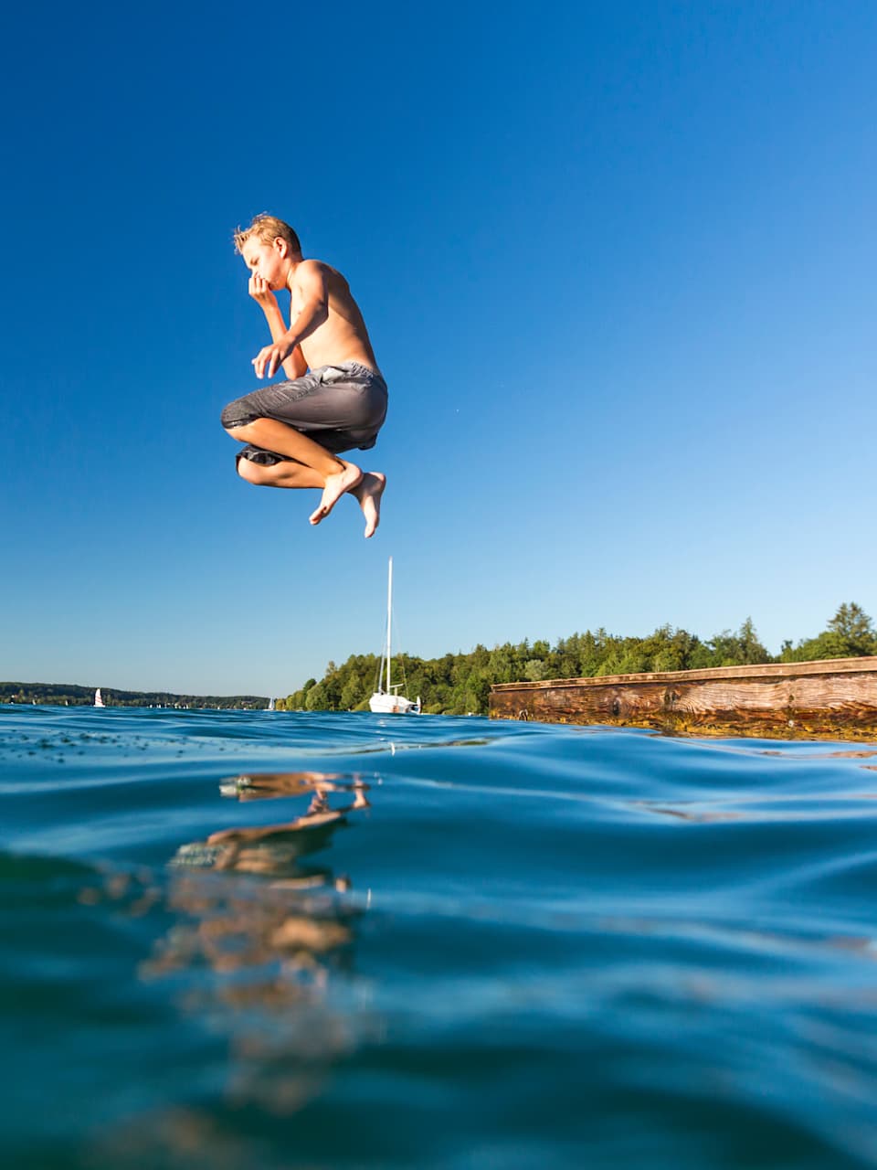 Junge springt in See © mmphoto - stock.adobe.com