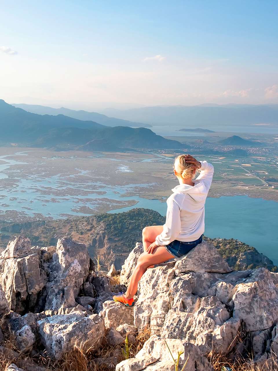 Junges Mädchen mit Blick auf Iztuzu Beach und Panoramablick vom Berg ©iStock.com/Carmian