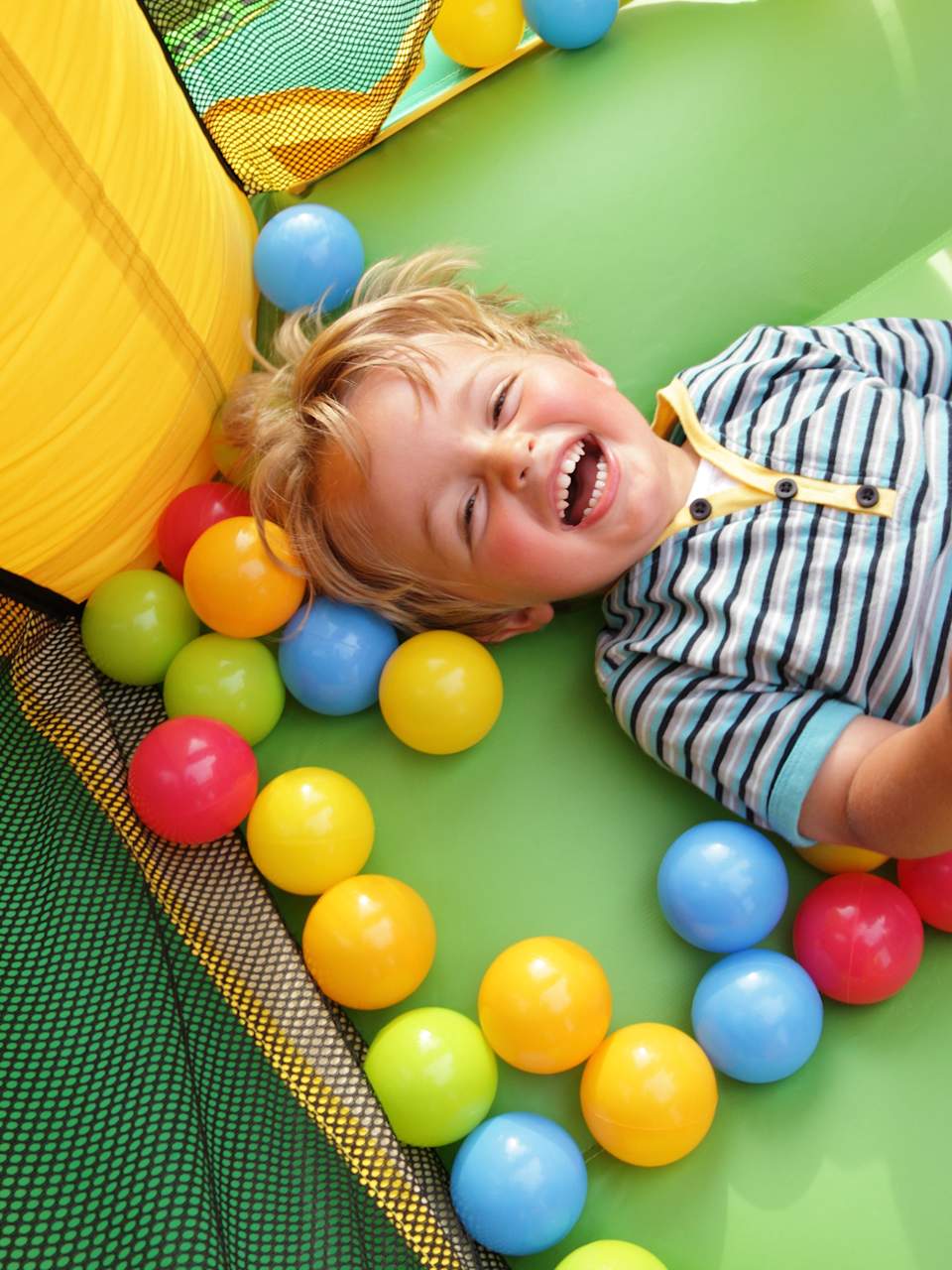 Glückliches Kind in Hüpfburg © stock.adobe.com - Brian Jackson