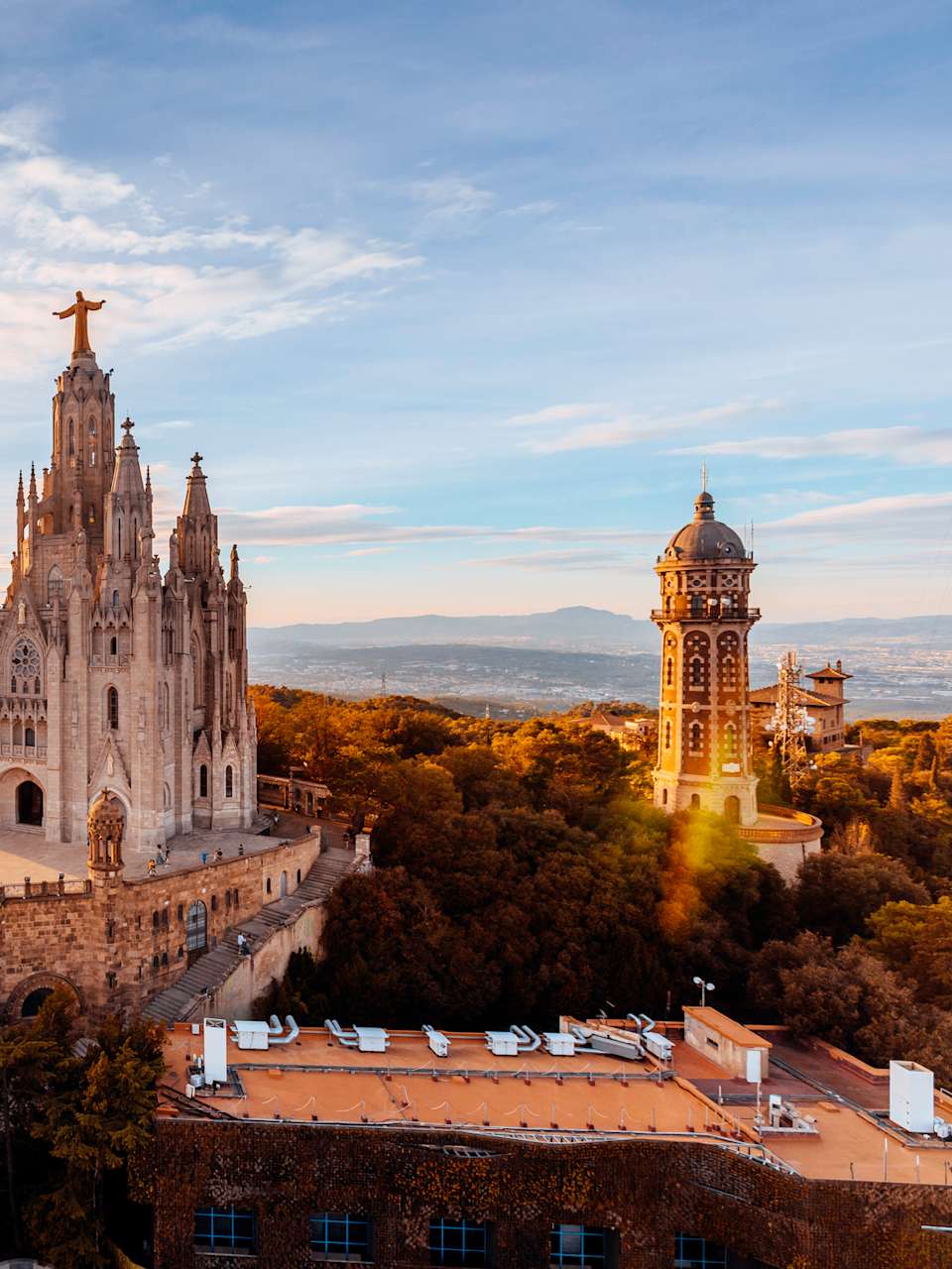 Kirche Sagrat Cor auf dem Tibidabo, Barcelona, Spanien © Alexander Spatari/Moment via Getty Images