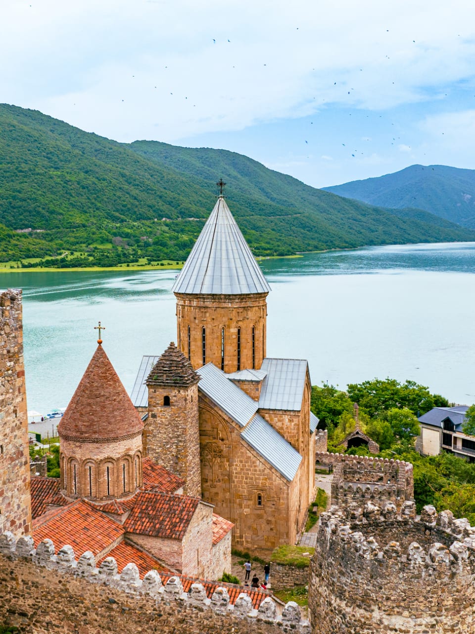 Kirche von Ananuri, Georgien © graphixel/E+ via Getty Images