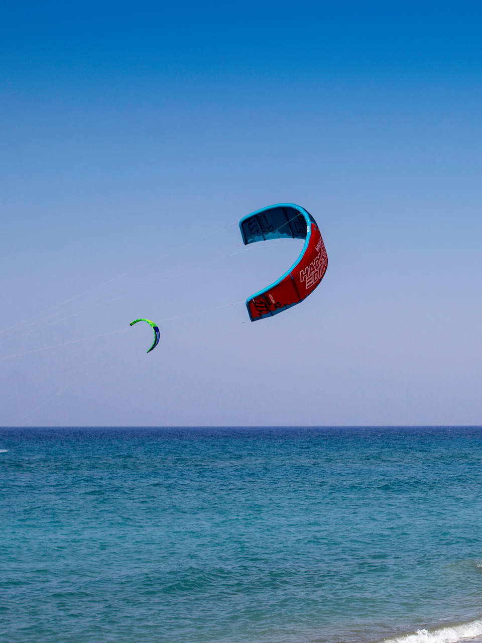 Kitesurfer in der Nähe von Strand von Theologos, Rhodos © iStock.com/noel bennett