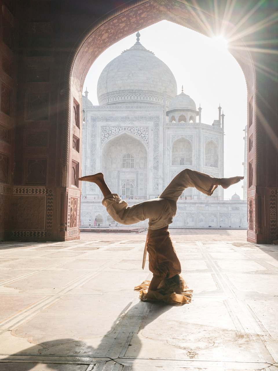 Kopfstand am Taj Mahal © swissmediavision/E+ via Getty Images