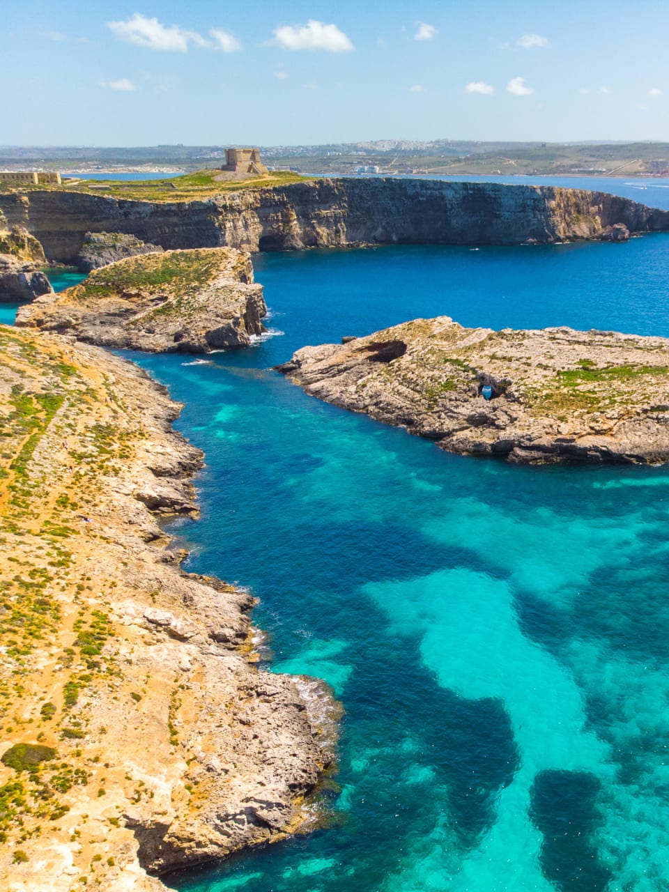 Bote vor der Küste von Comino, Malta © iStock.com/Karina Movsesyan