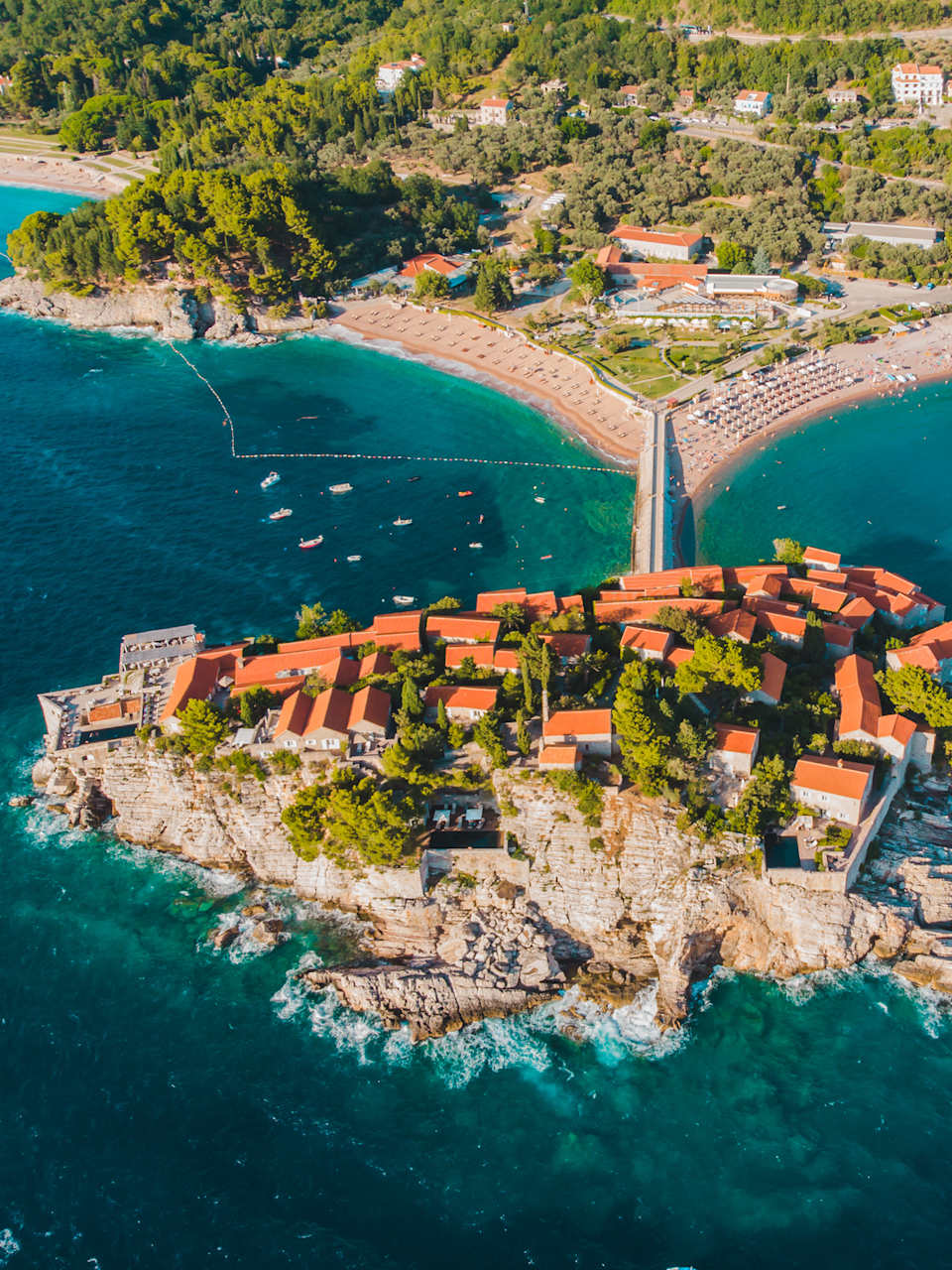 Luftaufnahme der Insel von Sveti Stefan in Montenegro © iStock.com/Vera_Petrunina