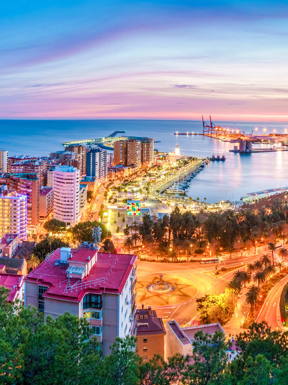 Eine bunt erleuchtete Stadt mit einer runden Arena