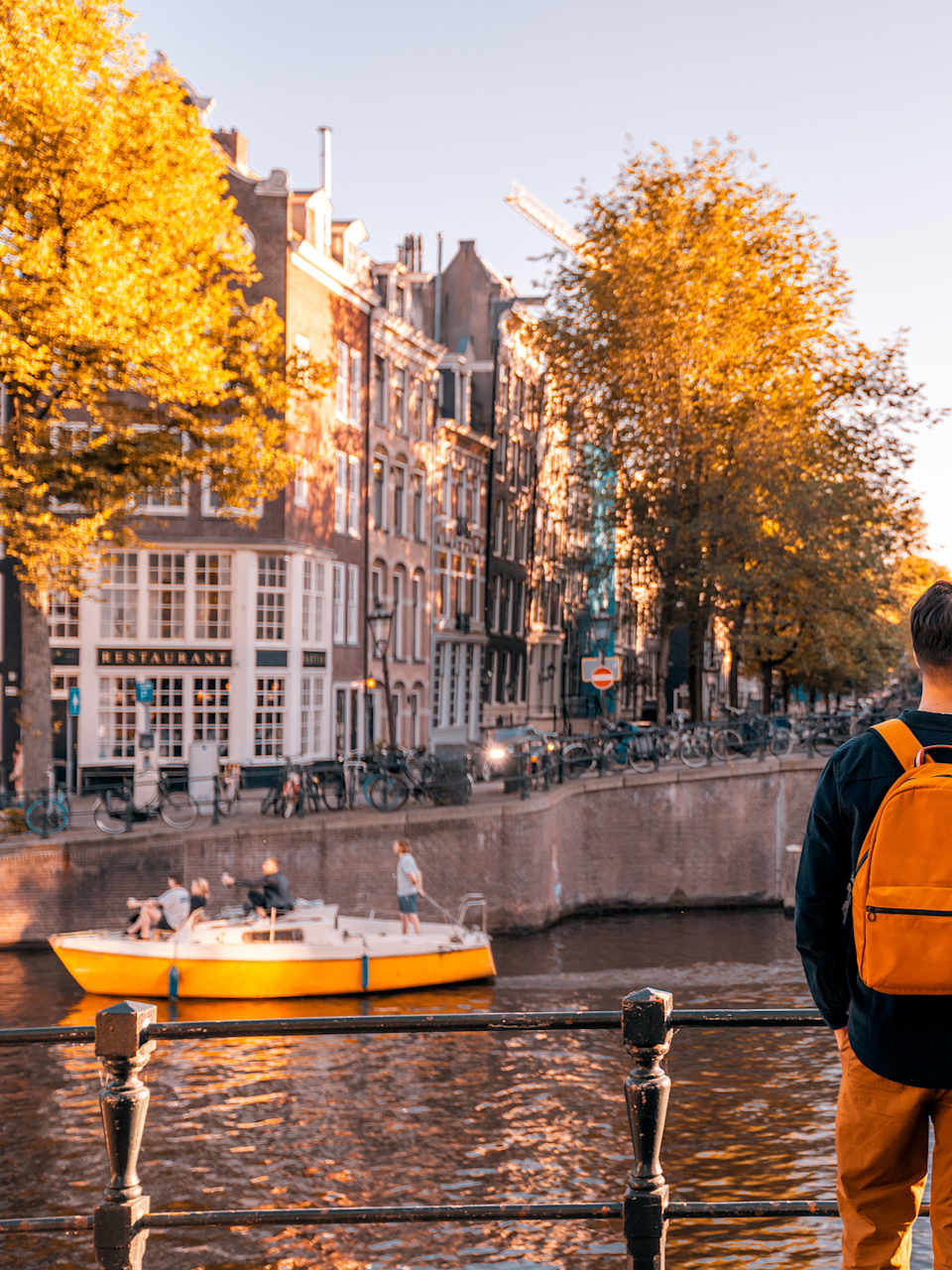 Mann schaut auf den Kanal in Amsterdam ©Alexander Spatari/Moment via Getty Images