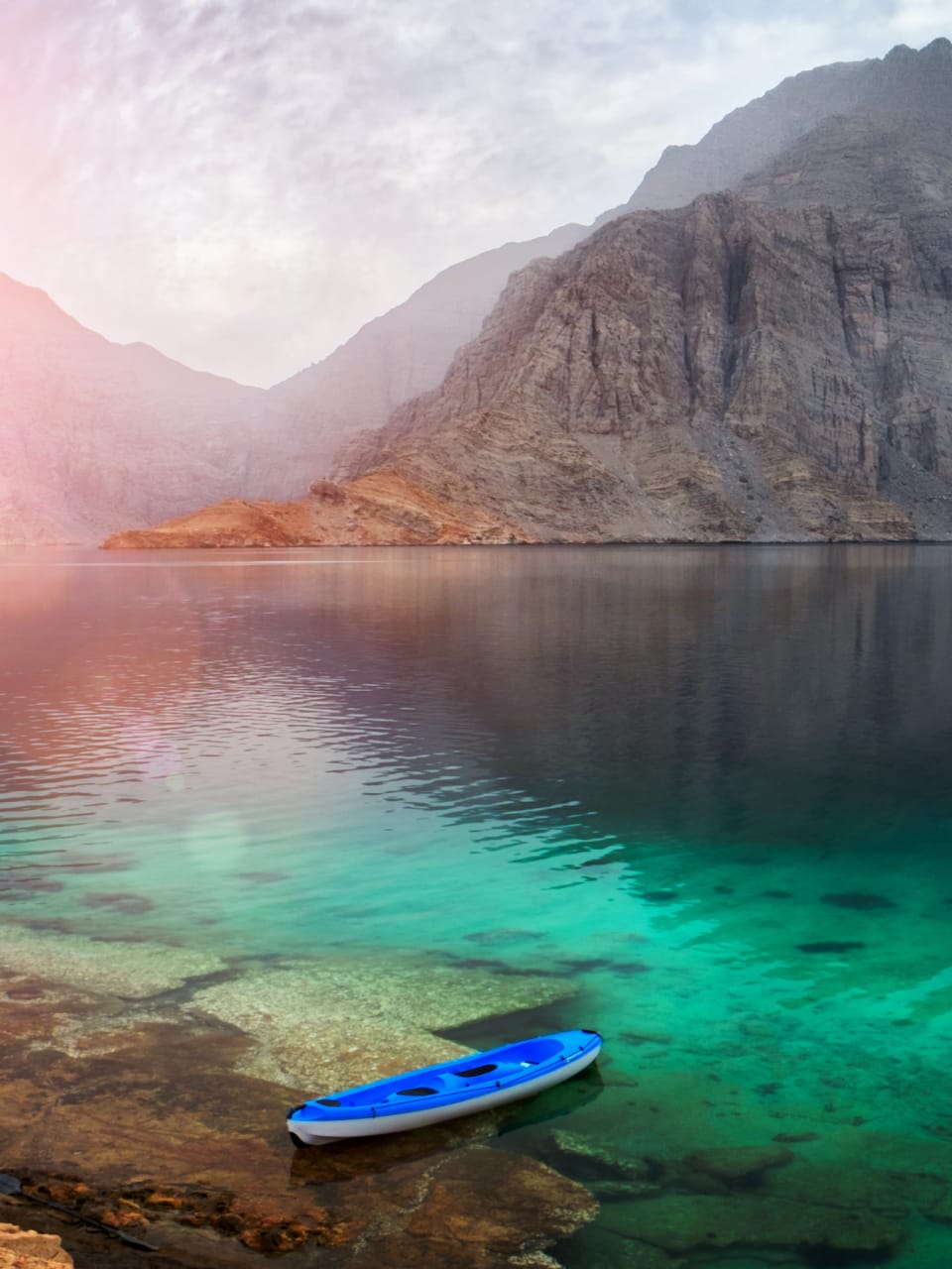 Türkisblaues Wasser und Berge, Oman © Aleksandr Matveev - stock.adobe.com