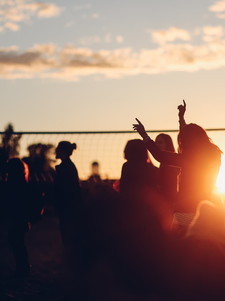 Junge Menschen, Party am Strand © 	kondrukhov - stock.adobe.com