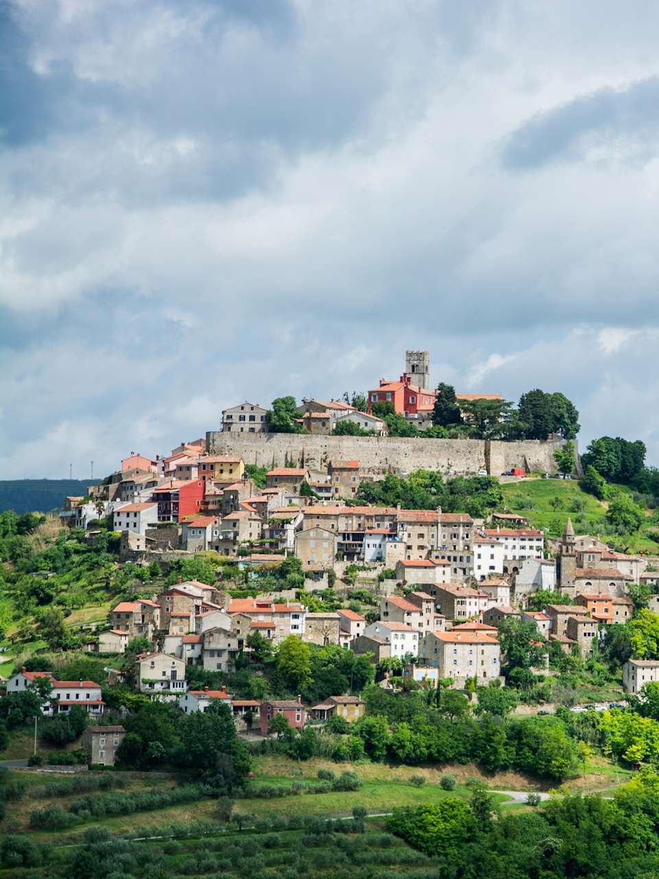 Motovun, Kroatien © uhg1234/iStock / Getty Images Plus via Getty Images