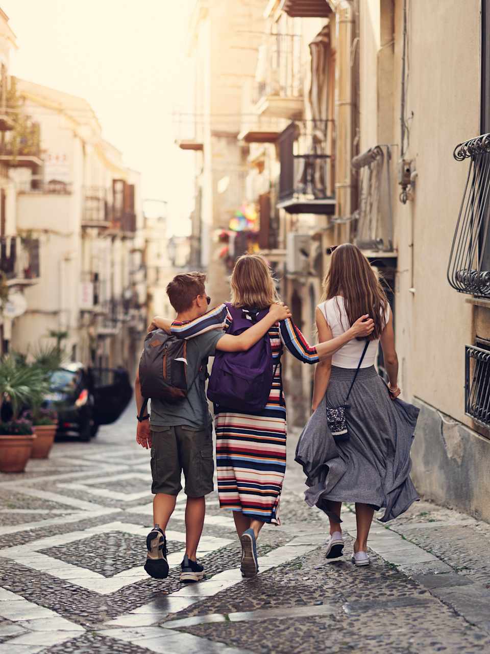 Mutter und Kinder besichtigen die schöne italienische Stadt Cefalu, Sizilien ©iStock.com/Imgorthand