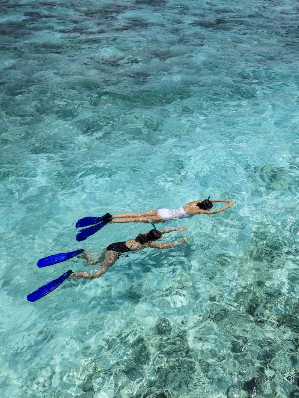 Mutter und Tochter Schnorcheln gemeinsam im Urlaub © iStock.com/btrenkel