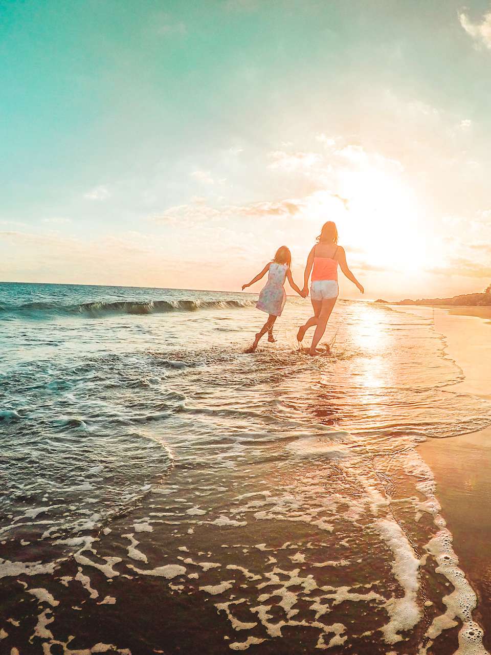 Mutter und Tochter am Strand, Spanien © 	DisobeyArt - stock.adobe.com