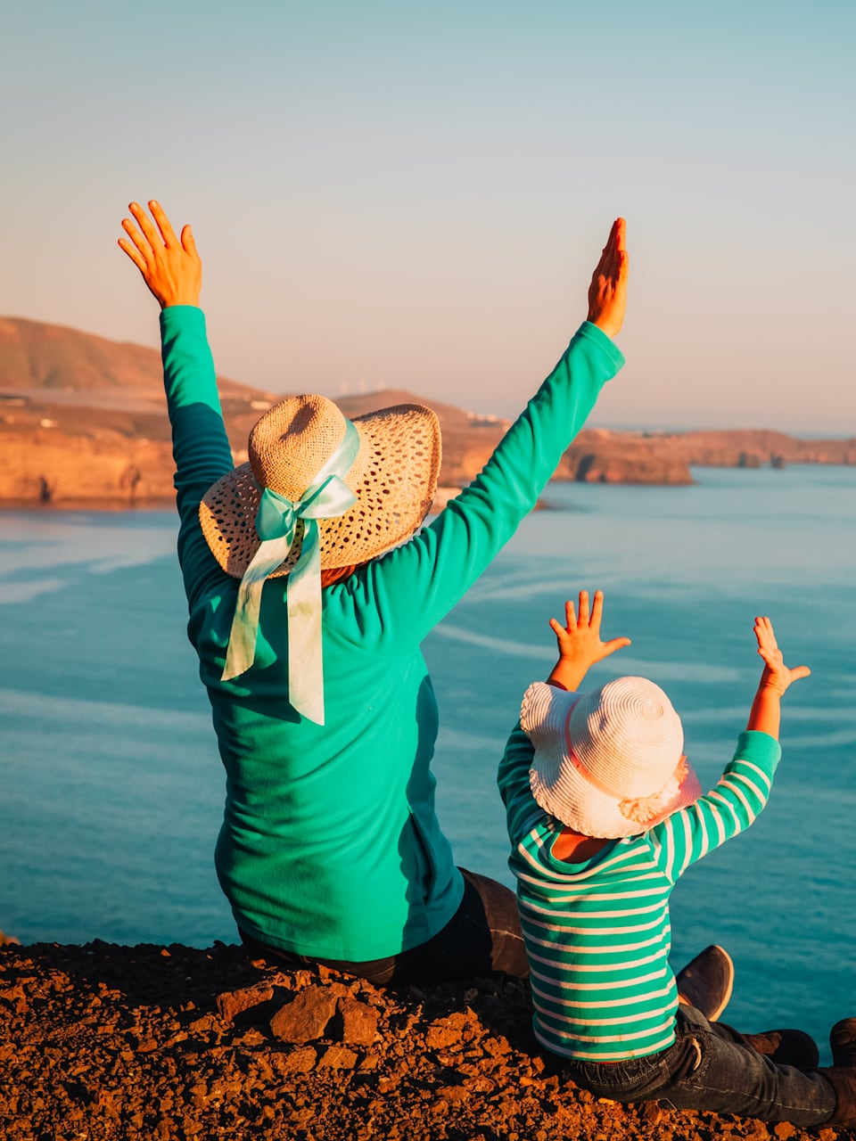 Mutter und kleine Tochter genießen Reisen in den Bergen auf Gran Canaria © iStock.com/Nadezhda1906