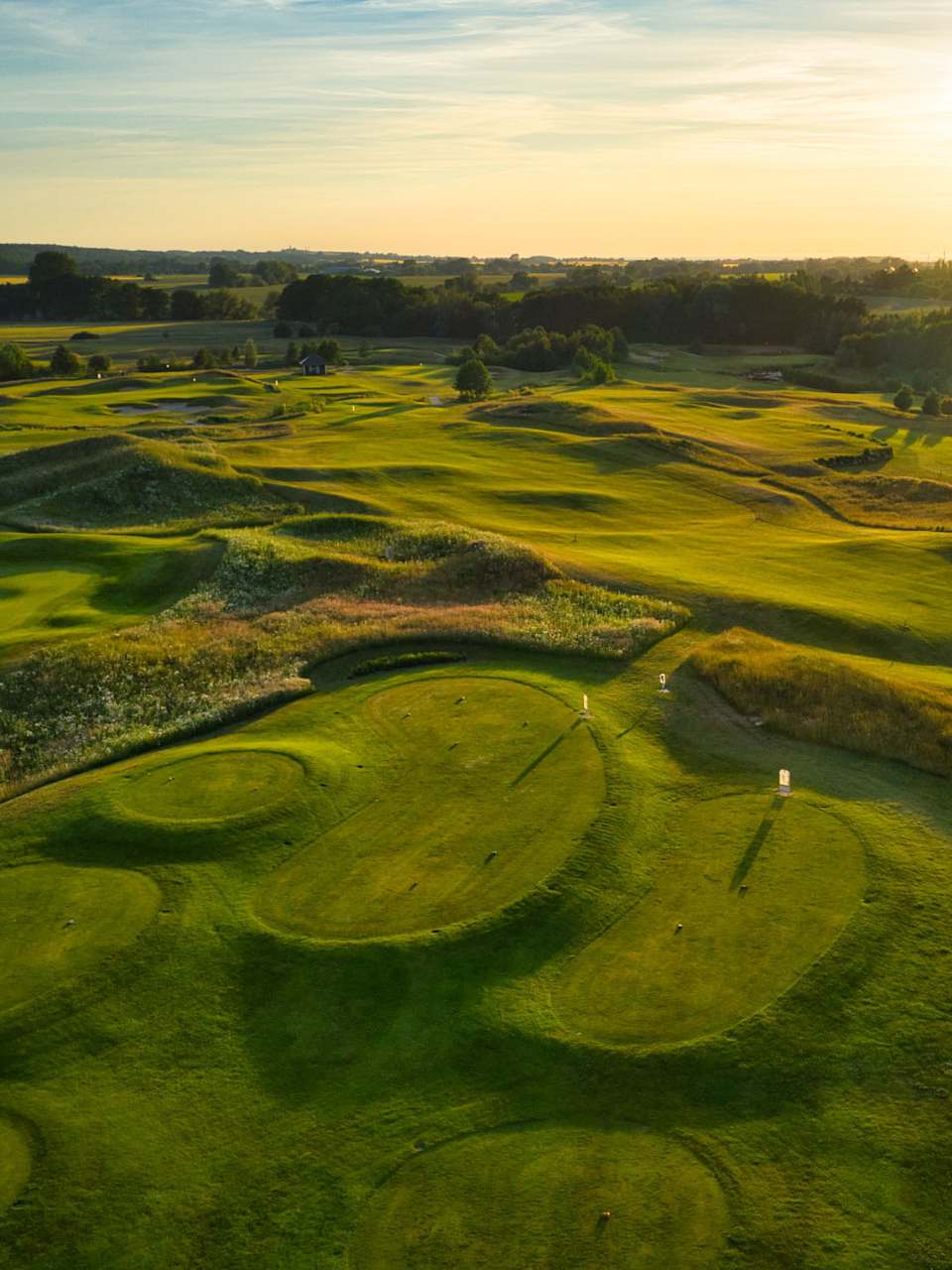 Blick auf das Ostsee Golf Resort Wittenbeck und die aufgehende Sonne.