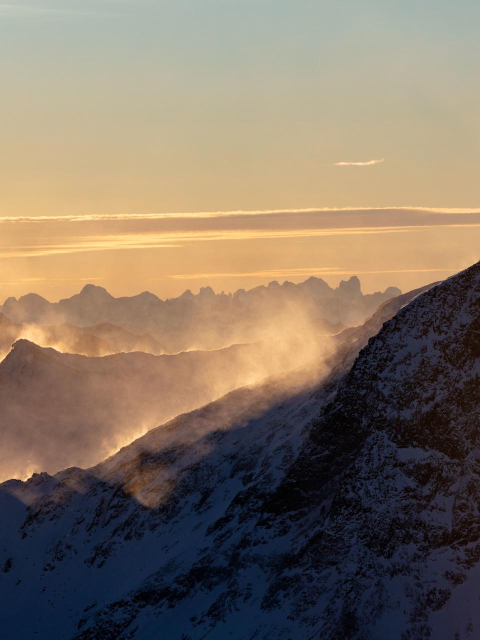 Sonnenaufgang über den schneebedeckten Gipfeln des Öztals.