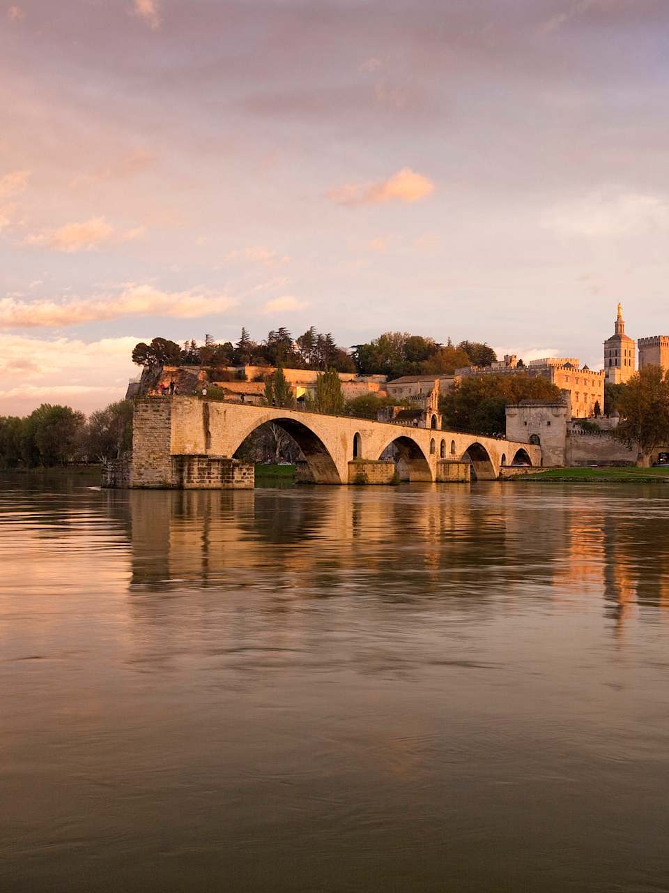Papstpalast und alte Brücke von Avignon an der Rhône bei Sonnenuntergang, Avignon, Frankreich © Tim Mannakee/HUBER IMAGES