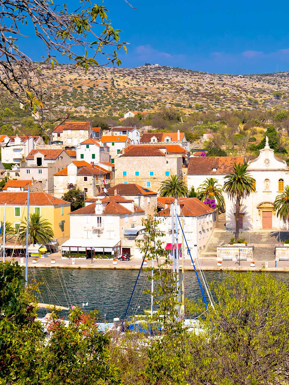 Panoramablick von Milna auf der Insel Brac in Kroatien © iStock.com/xbrchx