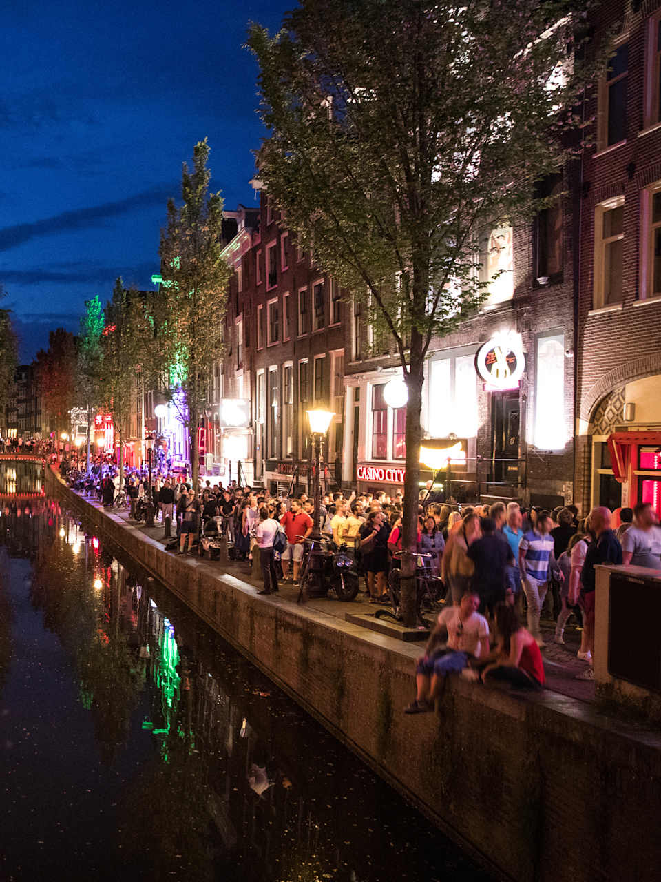 Partymeile in Amsterdam © LeoPatrizi/iStock / Getty Images Plus via Getty Images