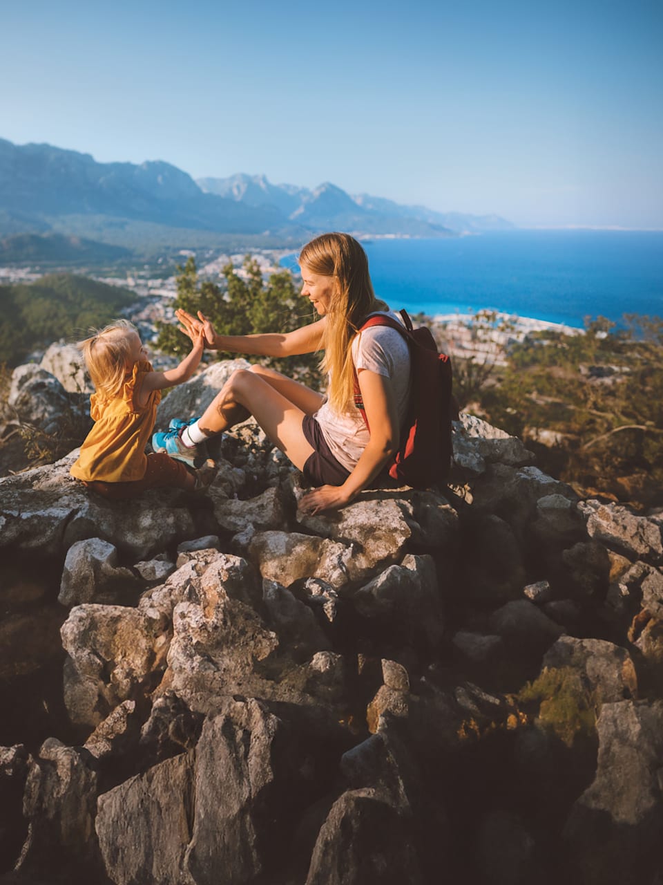 Mutter und Tochter beim Wandern, Türkei - Originalbild mit AI erweitert, da Nutzung als Titelbild