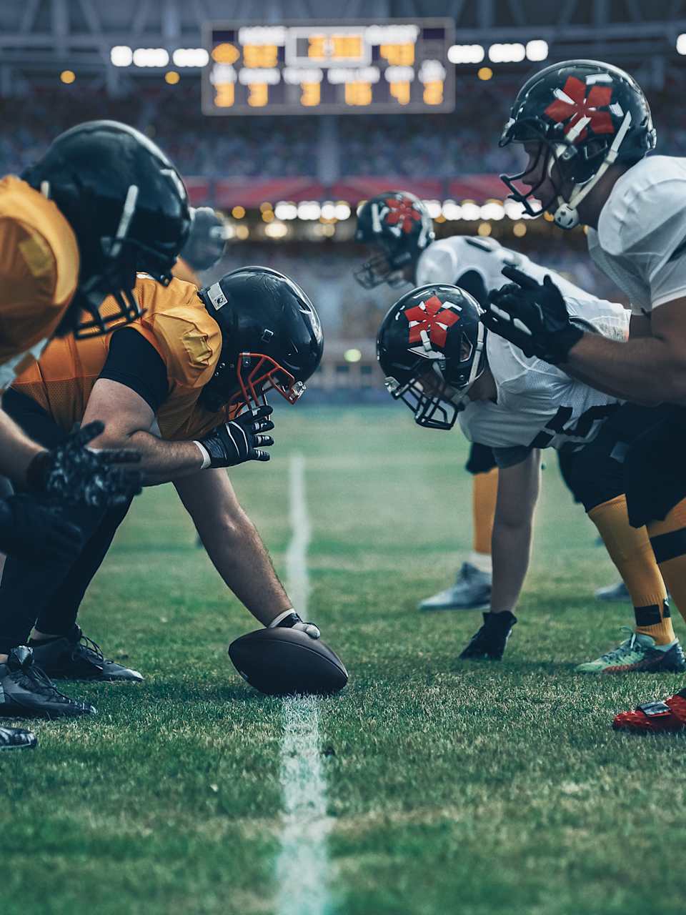 American Football Spieler stehen sich auf dem Feld gegenüber