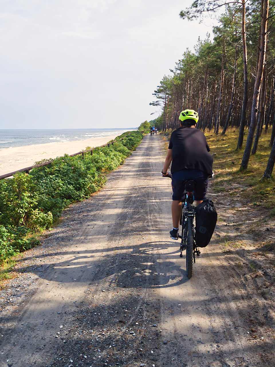 Radfahrer fährt entlang der Küste © PATSTOCK/Moment via Getty Images
