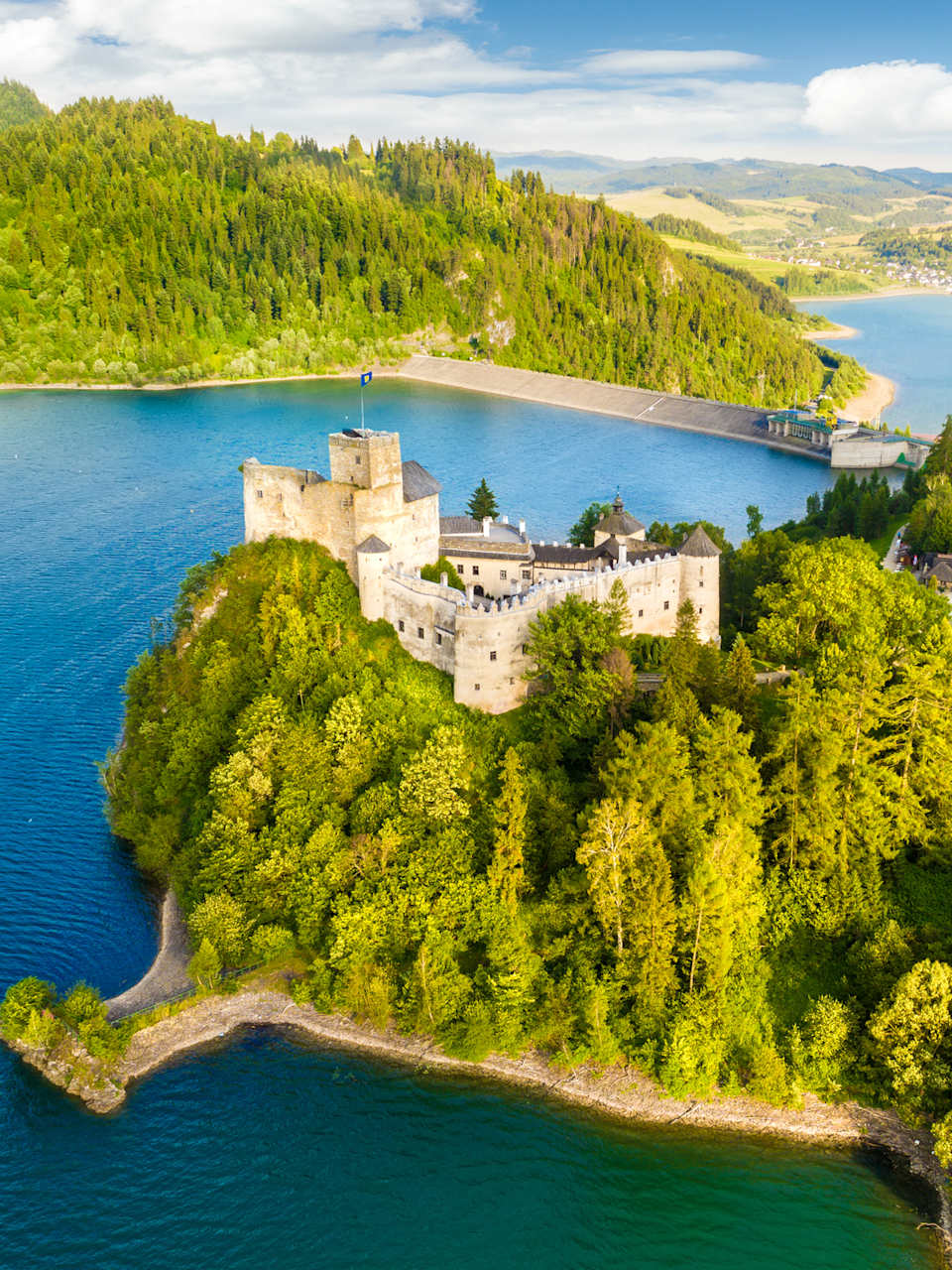 Schloss am See Czorsztyn, Polen © Aleh Varanishcha/iStock Editorial / Getty Images Plus via Getty Images