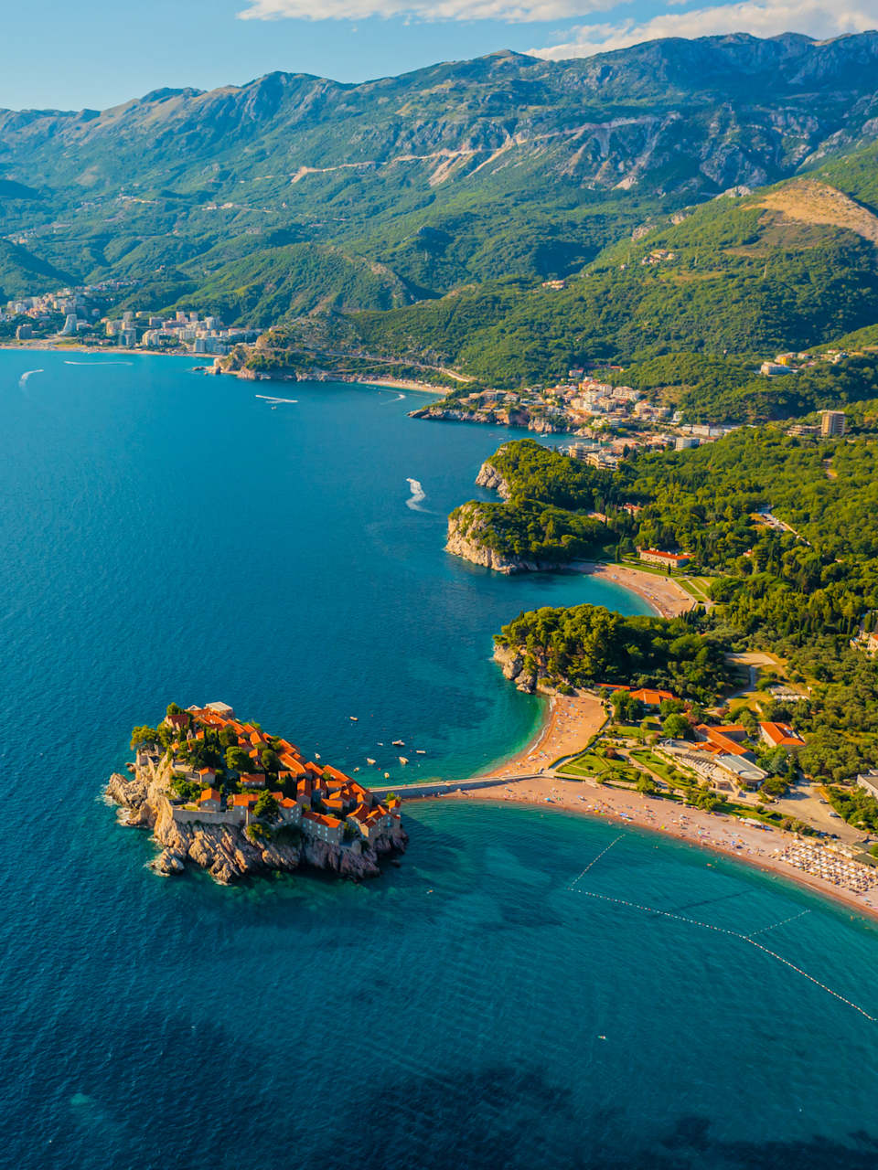 Schöne Aussicht auf kleine Inselferienanlage umgeben von blauem Meer, Sveti Stefan © iStock.com/SimonSkafar