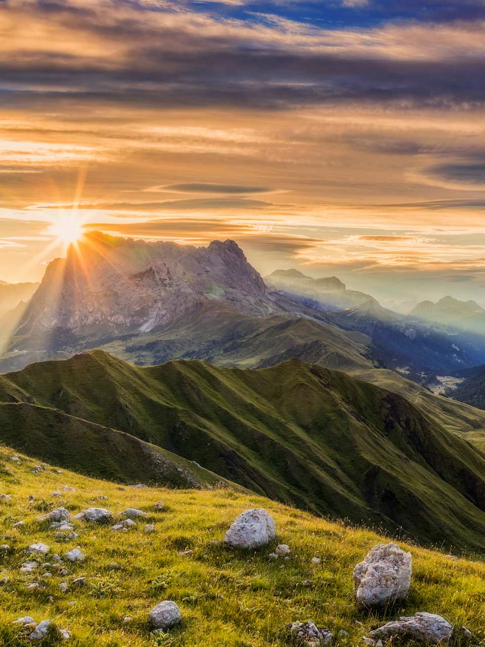 Sonnenaufgang an der Berggruppe Langkofel in den Dolomiten © iStock.com/DieterMeyrl
