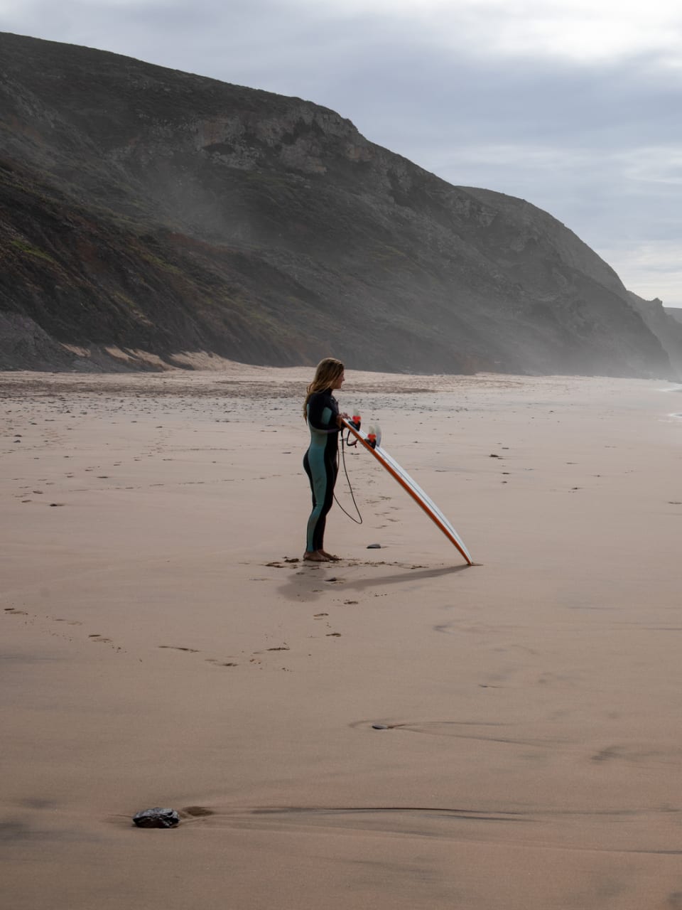 Surferin mit Hund, Portugal © AscentXmedia/iStock / Getty Images Plus via Getty Images