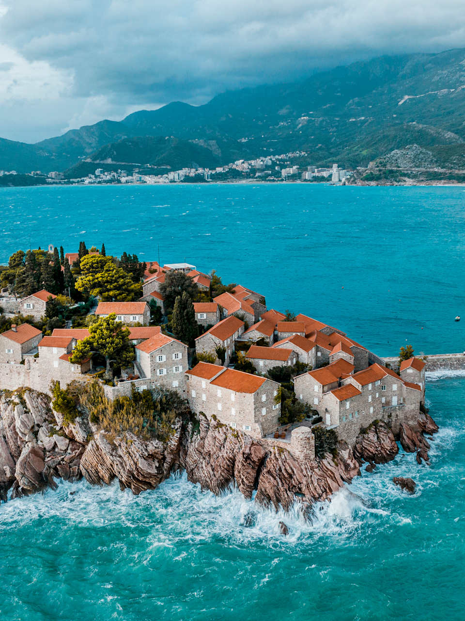 Sveti Stefan von oben im smaragdgrünen Wasser der Adria ©iStock.com/EXTREME-PHOTOGRAPHER