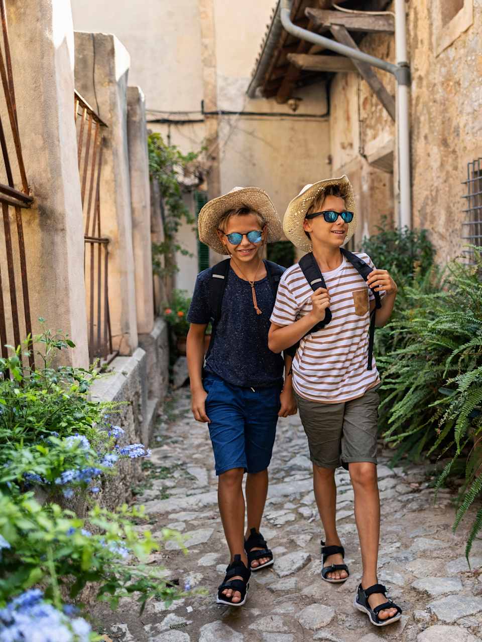 Teenager spazieren durch die engen Gassen der Stadt Valldemosa © iStock.com/Imgorthand