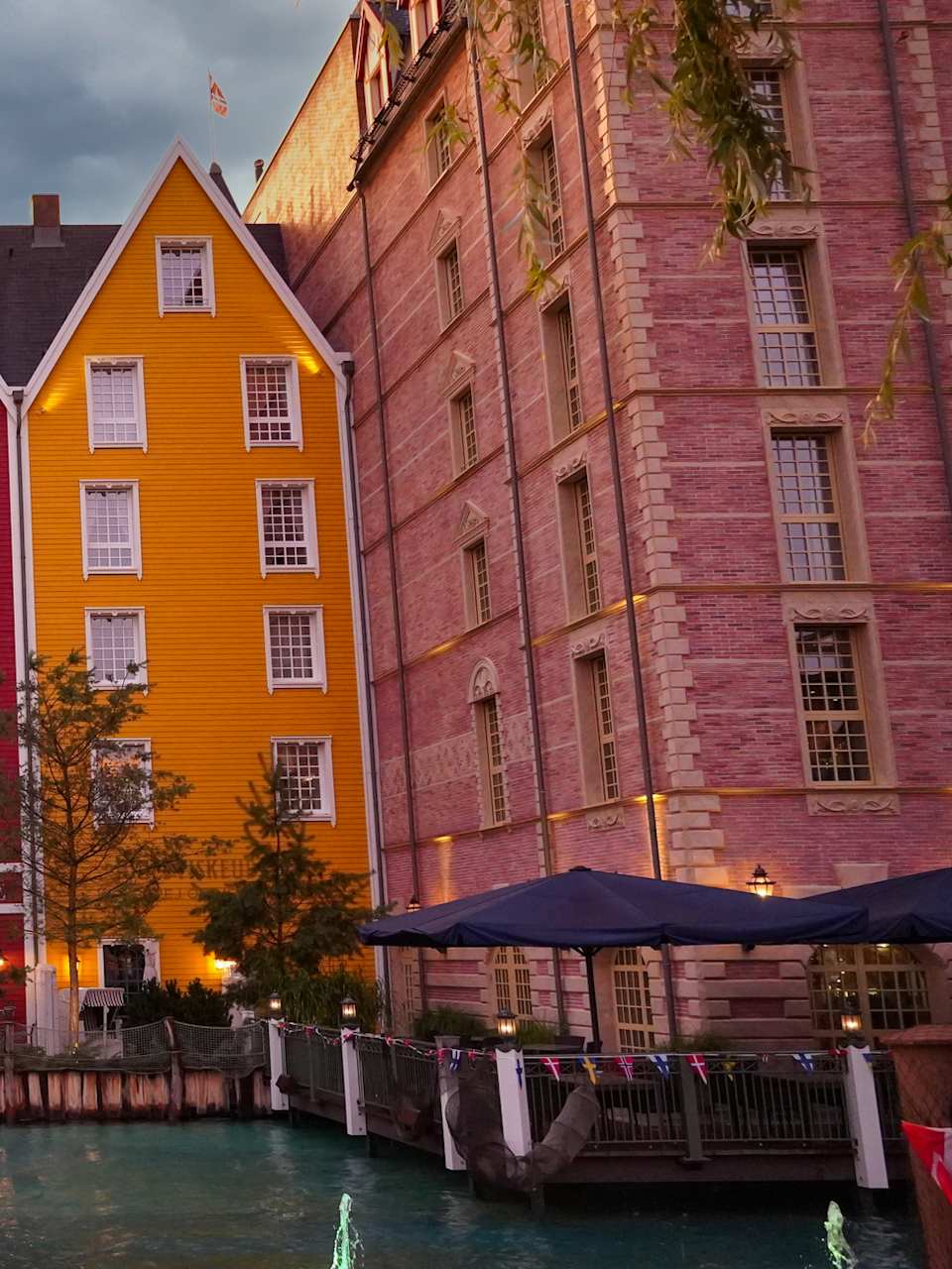 Themenhotel Kronasar im Europapark ©Wirestock/iStock / Getty Images Plus via Getty Images